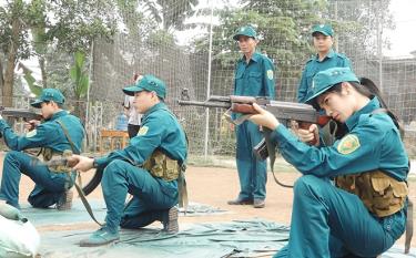 Chiến sĩ Nguyễn Thị Kim Tiến tham gia huấn luyện dân quân tự vệ hàng năm.