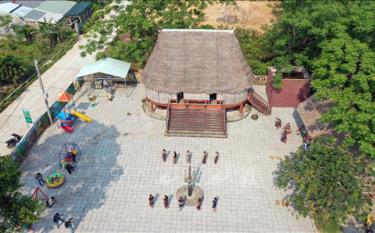 Nhà Gươl của đồng bào dân tộc Cơ Tu tại thôn Tà Lang, Giàn Bí được nâng cấp, sửa chữa trở thành nơi sinh hoạt của người Cơ Tu tại xã Hòa Bắc, huyện Hòa Vang, Đà Nẵng. Ảnh minh họa
