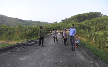 Lãnh đạo xã Vũ Linh cùng người dân kiểm tra công trình đập thủy lợi Ba Luồn trước mùa mưa bão.