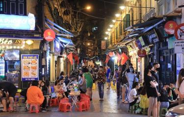 Phố Tạ Hiện - một điểm ăn và chơi về đêm, thu hút đông du khách của Hà Nội.