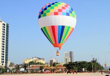 Tại Flyup Việt Nam-Cửa Lò 2023, du khách sẽ được trải nghiệm ngồi trên khinh khí cầu bay lên cao để ngắm toàn cảnh Cửa Lò và vùng xung quanh.