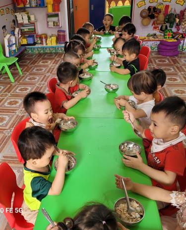 Bữa ăn của các cháu tại Trường Mầm non An Bình luôn đảm bảo an toàn vệ sinh thực phẩm.