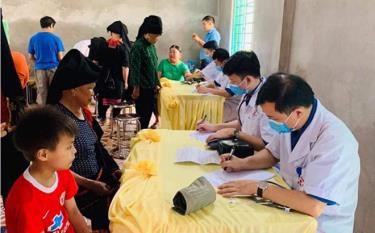 Người dân khám bệnh tại Trạm Y tế xã Xuân Tầm, huyện Văn Yên.