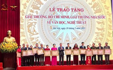 Chủ tịch nước Võ Văn Thưởng cùng các tác giả, thân nhân tác giả được trao tặng Giải thưởng Hồ Chí Minh.