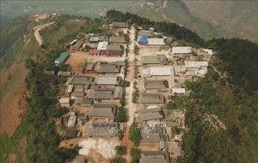 Bản Cu Vai, xã Xà Hồ, huyện Trạm Tấu, tỉnh Yên Bái nằm biệt lập trên đỉnh núi cao, là điểm tái định cư của gần 50 hộ đồng bào dân tộc Mông.