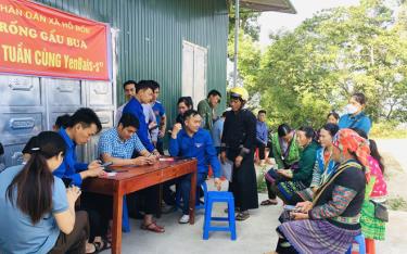 Hướng dẫn nhân dân bản Trống Gầu Bua, xã Hồ Bốn cài đặt ứng dụng YenBai-S
