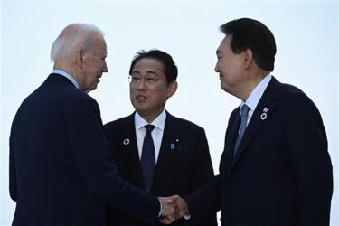 (Từ trái sang) Tổng thống Mỹ Joe Biden, Thủ tướng Nhật Bản Fumio Kishida và Tổng thống Hàn Quốc Yoon Suk-yeol tại cuộc gặp bên lề Hội nghị thượng đỉnh G7 ở Hiroshima (Nhật Bản) ngày 21/5/2023.