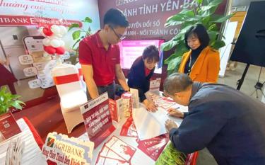 Agribank Chi nhánh tỉnh Yên Bái tổ chức gian hàng chuyển đổi số trưng bày, tư vấn giới thiệu các sản phẩm dịch vụ đến người dân.