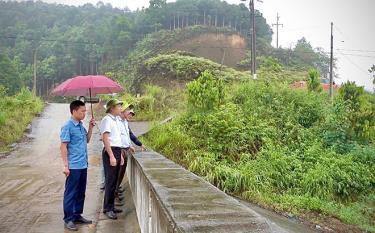 Lãnh đạo huyện Văn Yên kiểm tra công tác đảm bảo an toàn hồ đập trước mùa mưa bão năm 2023.
