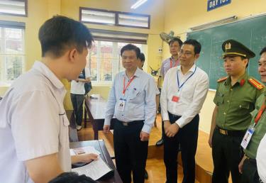 Thứ trưởng Nguyễn Hữu Độ và đoàn kiểm tra công tác chuẩn bị thi tại Hải Phòng năm 2022.