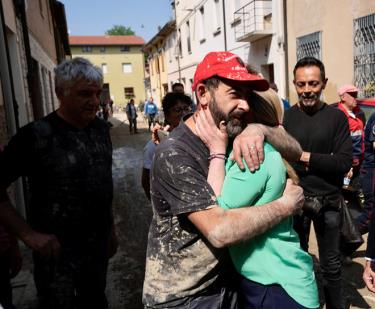Thủ tướng Ý Giorgia Meloni (áo xanh) xúc động khi gặp người dân vùng bị lũ lụt lịch sử Emilia-Romagna