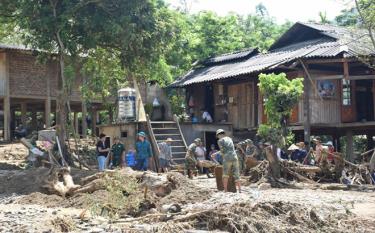 Các lực lượng nỗ lực khắc phục hậu quả do mưa lũ gây ra tại xã An Lương năm 2018.