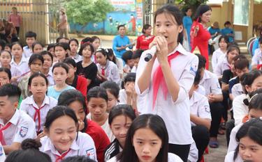 Các em học sinh Trường TH&THCS Tân Đồng trao đổi trong chương trình truyền thông phòng ngừa, giảm thiểu trẻ em lao động trái quy định pháp luật
