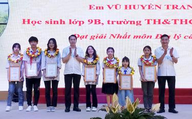 Lãnh đạo huyện Văn Yên khen thưởng các em học sinh đạt thành tích xuất sắc năm học 2022 - 2023.