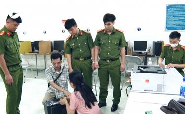 Cơ quan điều tra tiến hành khám xét tại Trung tâm dạy nghề tư thục Tùng Linh
