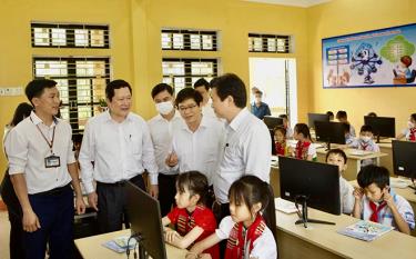 An inspection team from the Ministry of Education and Training examine the implementation of the general education programme 2018 at Son A primary and secondary schools in Nghia Lo township.