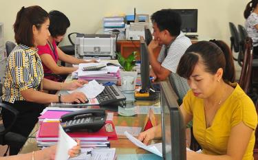 Cán bộ Chi cục Thuế khu vực Trấn Yên - Văn Yên hỗ trợ người nộp thuế.