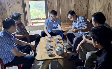 Các thành viên của Ban Chỉ đạo 35 huyện Văn Chấn tuyên truyền, vận động người dân ở thôn Làng Ca, xã Cát Thịnh cảnh giác, không theo tà đạo.