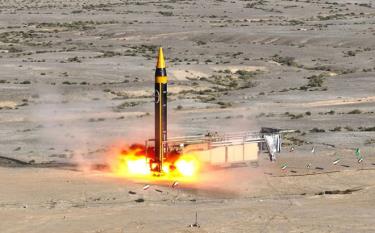 Hình ảnh tên lửa Khaibar được khai hỏa thử nghiệm.
