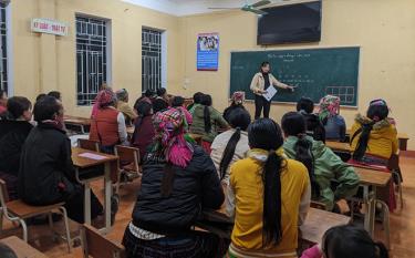 Một buổi học của lớp xóa mù chữ tại xã Sùng Đô, huyện Văn Chấn.
