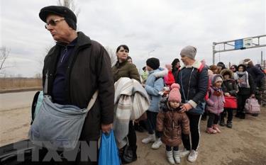 Người dân Ukraine sơ tán tránh xung đột tới cửa khẩu ở Palanca, khu vực biên giới giữa Moldova và Ukraine, ngày 14/3/2022.