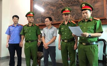 Cơ quan Cảnh sát điều tra Công an tỉnh Hà Nam tống đạt Quyết định khởi tố bị can, Lệnh bắt bị can để tạm giam đối với Nguyễn Văn Tuấn.