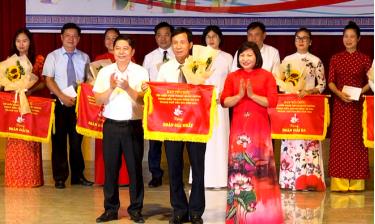Ban tổ chức trao giải Nhất cho Đoàn nghệ thuật quần chúng phường Nam Cường.