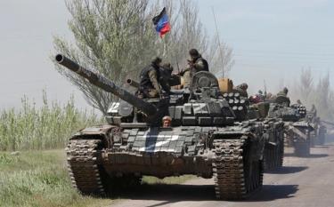Xe tăng của lực lượng thân Nga di chuyển tại khu vực Donetsk, miền Đông Ukraine.