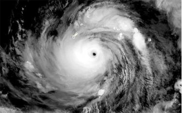 Bão Mawar mang theo gió lớn ở vịnh Tumon, đảo Guam, ngày 24/5.