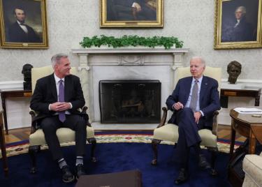 Chủ tịch Hạ viện Mỹ Kevin McCarthy (trái) trong cuộc thảo luận với Tổng thống Mỹ Joe Biden tại Nhà Trắng ngày 22.5