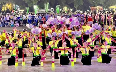 Màn trình diễn của xã Nghĩa Phúc tại Hội thi “Lung linh vòng xòe” lần thứ nhất năm 2023 do UBND thị xã Nghĩa Lộ tổ chức.