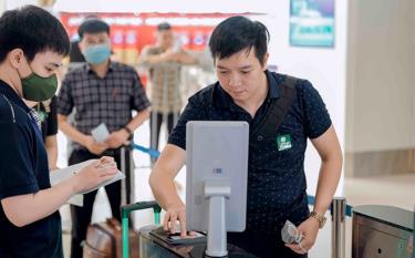 Hành khách làm thủ tục lên máy bay bằng căn cước công dân gắn chíp tại sân bay Nội Bài.