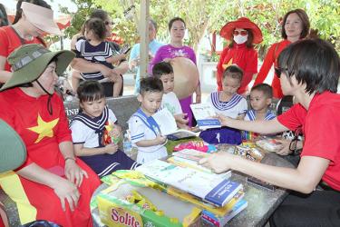 Đại biểu đoàn công tác số 4 tặng sách, truyện, bánh kẹo cho các em nhỏ ở đảo Trường Sa lớn.