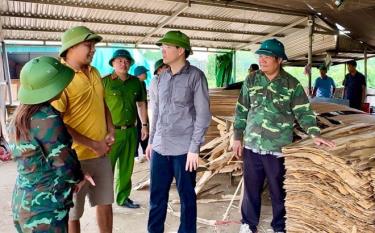 Đồng chí An Hoàng Linh - Bí thư Huyện uỷ, Chủ tịch HĐND huyện Yên Bình chia sẻ những khó khăn với cơ sở sản xuất gỗ tại xã Vĩnh Kiên