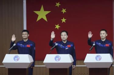 Ông Gui Haichao (bìa trái), 36 tuổi, đến từ Đại học Hàng không và Vũ trụ Bắc Kinh, là phi hành gia dân sự đầu tiên của Trung Quốc bay vào không gian