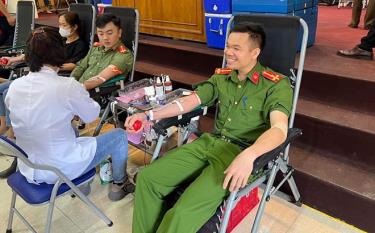 Thượng úy Lò Đức Văn - Bí thư Đoàn Công an huyện Trạm Tấu tham gia hiến máu tình nguyện.
