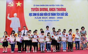 Lãnh đạo huyện Trấn Yên trao thưởng cho các học sinh có thành tích xuất sắc trong năm học 2022-2023.