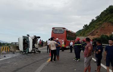 Hiện trường vụ tai nạn giao thông giữa 2 xe khách.