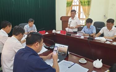 Ông Vũ Lê Chung Anh - Chủ tịch UBND huyện Trạm Tấu báo cáo với đoàn công tác của tỉnh về công tác thu ngân sách.
