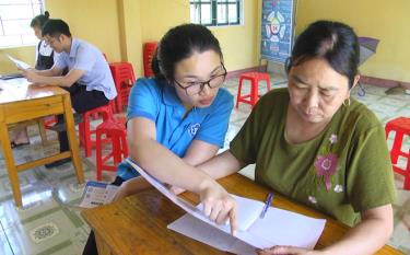 Cán bộ BHXH huyện Lục Yên tuyên truyền hướng dẫn người dân tham gia BHXH và BHYT tự nguyện