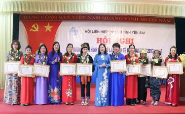 Vice Chairwoman of the provincial People’s Committee Vu ThiHienHanh and President of the provincial Women’s Union Nguyen ThiBichNhiem present the certificates of merit from the provincial People’s Committee to 10 exemplary women.