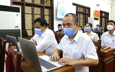 Officials, civil servants of departments and branches learn data input during a training course.