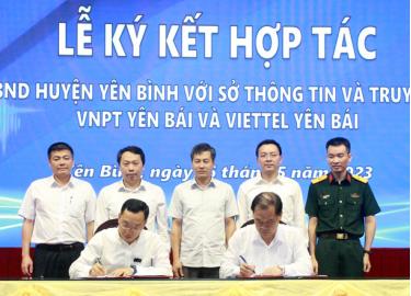 Yen Binh district signs a cooperation program with the Department of Information and Communications
