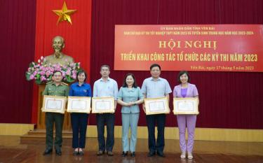 Provincial People's Committee awarded certificates of merit to 3 collectives and 2 individuals with excellent achievements in the organization of exams of the education and training sector in 2022.
