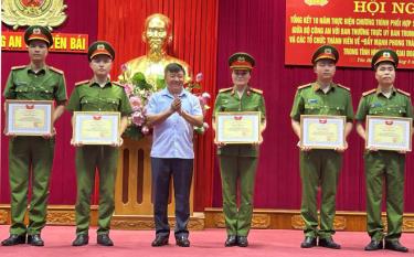 Đồng chí  Giàng A Tông - Ủy viên Ban Thường vụ Tỉnh ủy, Chủ tịch Ủy ban MTTQ Việt Nam tỉnh tặng bằng khen cho các tập thể và cá nhân.