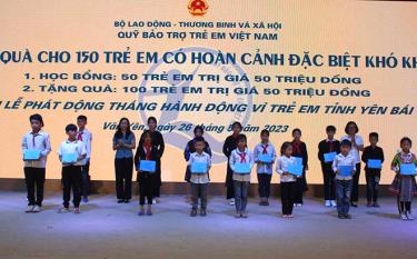 The Yen Bai Fund for Children presents gifts to poor children with outstanding academic performance in Van Yen district.