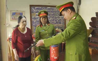 Cán bộ, chiến sĩ Công an xã Tuy Lộc, thành phố Yên Bái hướng dẫn người dân sử dụng bình chữa cháy
