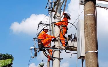 Các đơn vị trực thuộc Công ty Điện lực Yên Bái tập trung thực hiện khắc phục các tồn tại trên lưới điện trước kỳ nghỉ lễ.