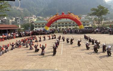 850 học sinh đã tham gia Hội thi múa khèn, múa khăn huyện Mù Cang Chải lần II, năm 2024.