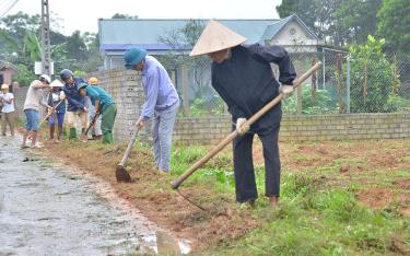 Hội viên Chi hội Cựu chiến binh thôn Đào Kiều 1 và nhân dân tham gia vệ sinh đường làng ngõ xóm tạo cảnh quan sạch đẹp.